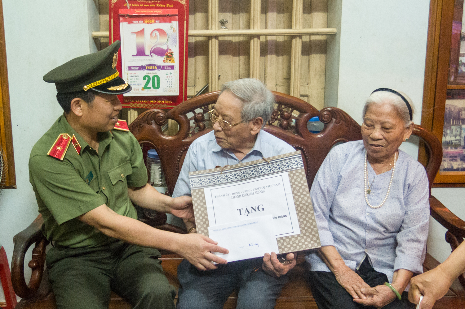 Giám đốc Công an thành phố thăm, tặng quà gia đình chính sách tại huyện Thủy Nguyên